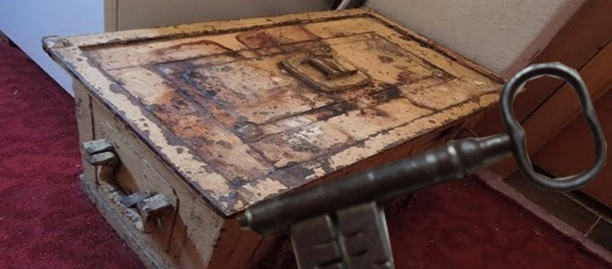 Κληρονόμησε ένα σκουριασμένο σεντούκι! Μόλις όμως το άνοιξε… (βίντεο)